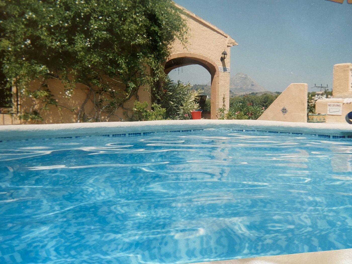 Piscina azul de un chalet con el agua transparente